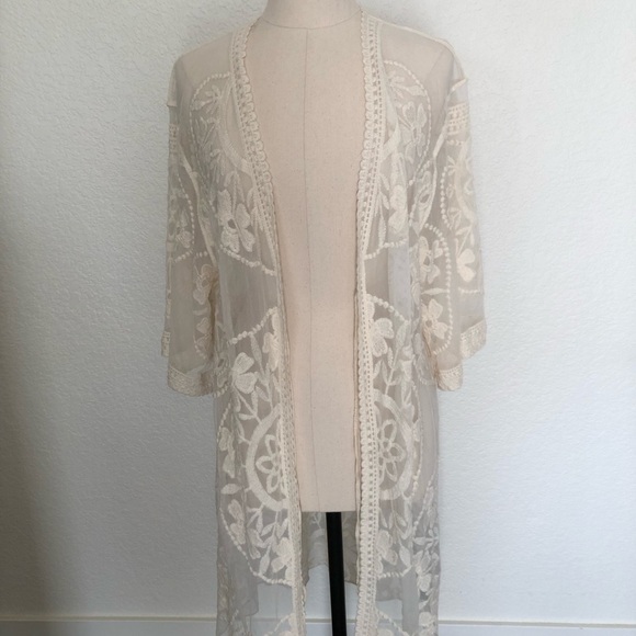Windsor Ivory Lacey Embroidered Robe - Picture 1 of 12
